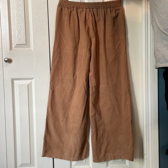 Brand is unknown! Cute tan wide leg corduroy pants in an XL - Picture 2 of 3